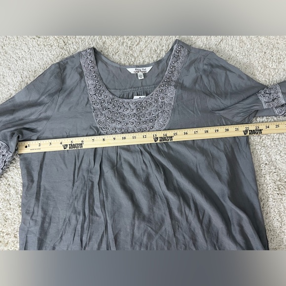 Women's Large Krazy Kat Gray Lace Detail Top NWT - Picture 8 of 9
